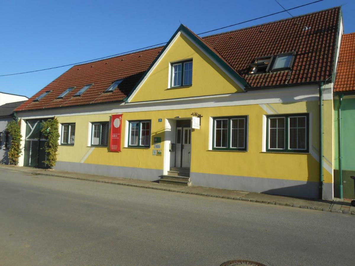 Weingut Zur Schlafmuetze Hotel Herrnbaumgarten Ngoại thất bức ảnh